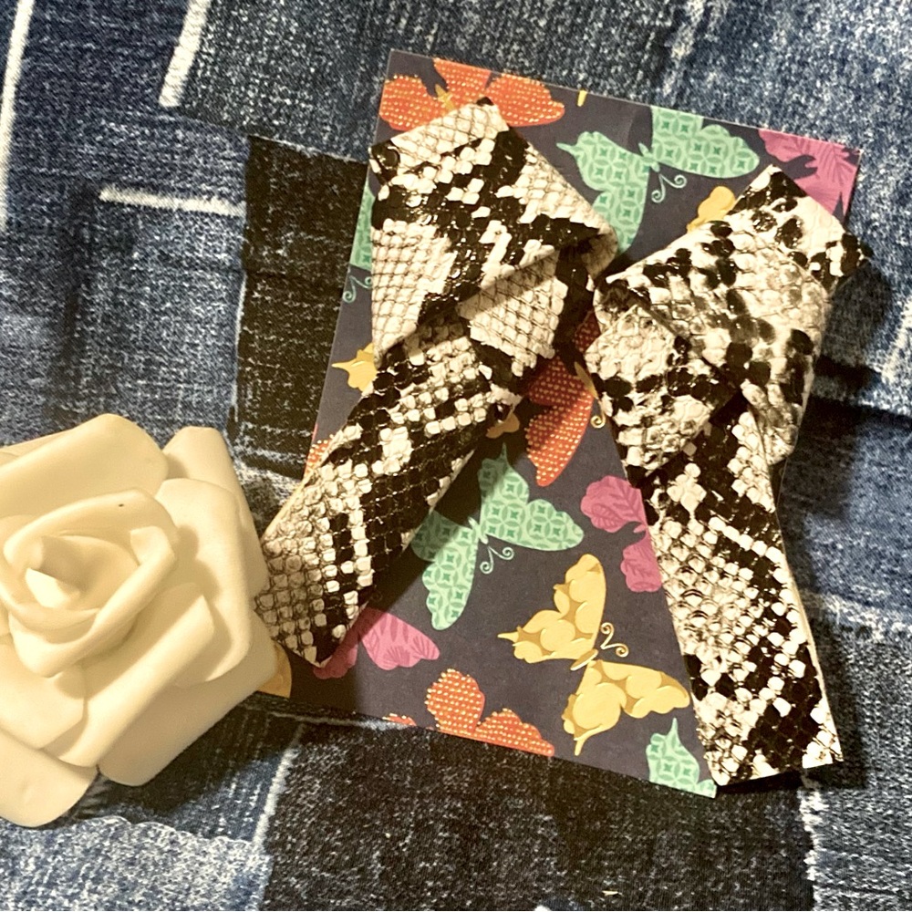 Snake print knot clips